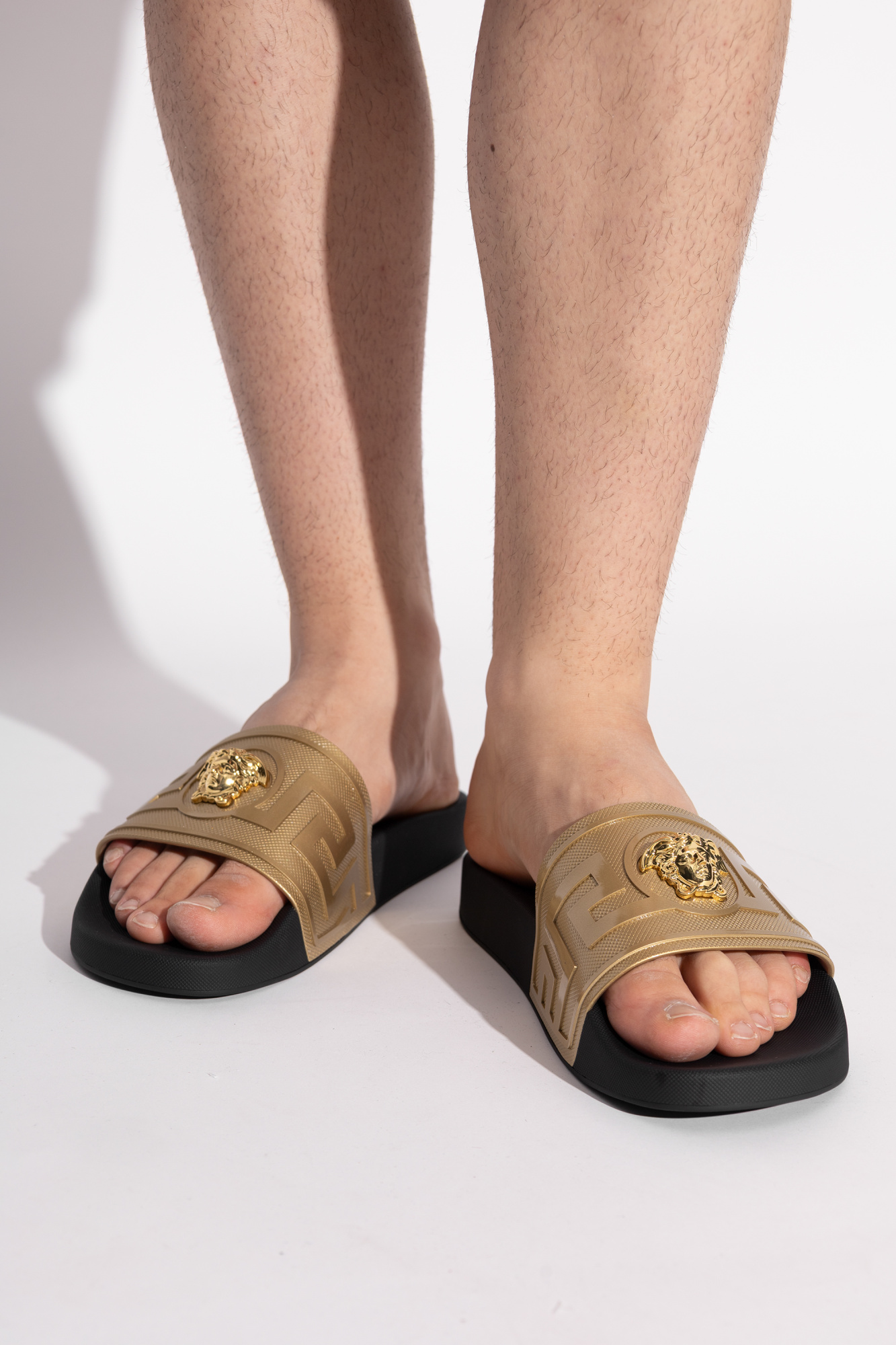 【VERSACE】 フリップフロップ サンダル Versace Women's Yellow & Gold Leather Sandals Flip Flops